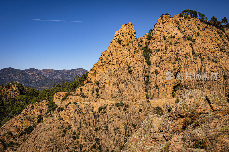 位于法国科西嘉岛西海岸波尔图湾北部的皮亚那Calanche de Piana奇特景观中的岩层。